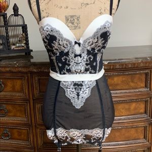 NWT Victoria's Secret black and white Merry Widow
